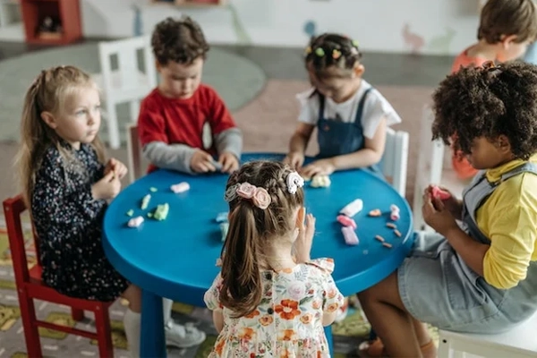 Reggio-Emilia-VS-Montessori-Which-Educational-Approach-is-Right-for-Your-Child-Emphasis-on-Collaboration