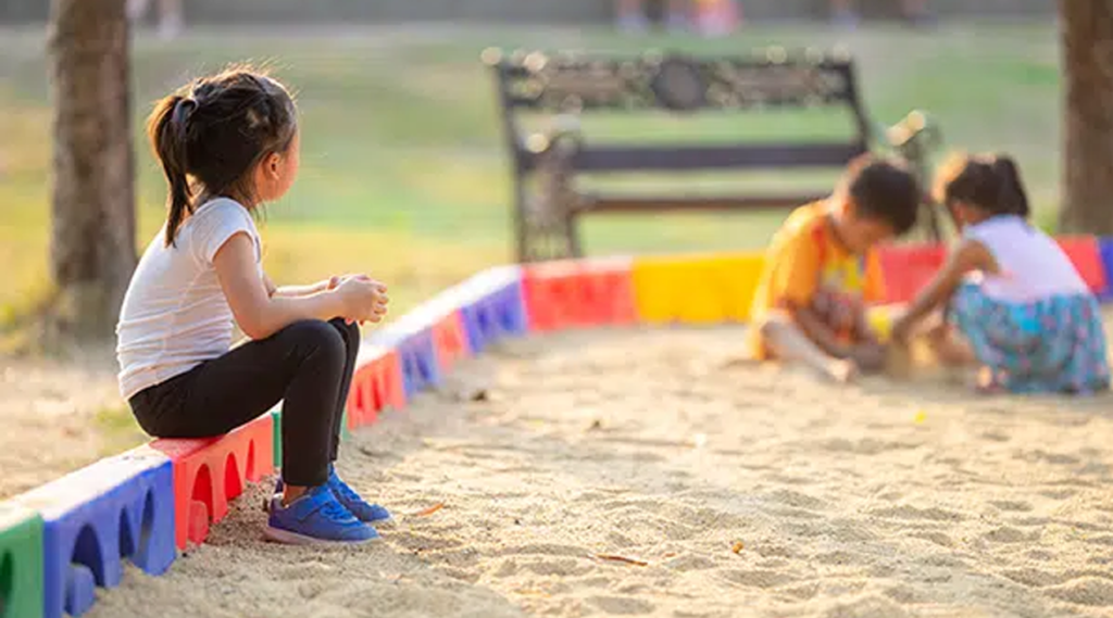 Solitary Play Matters: Unlocking Emotional and Cognitive Growth 26 Onlooker Play Around 2 Years
